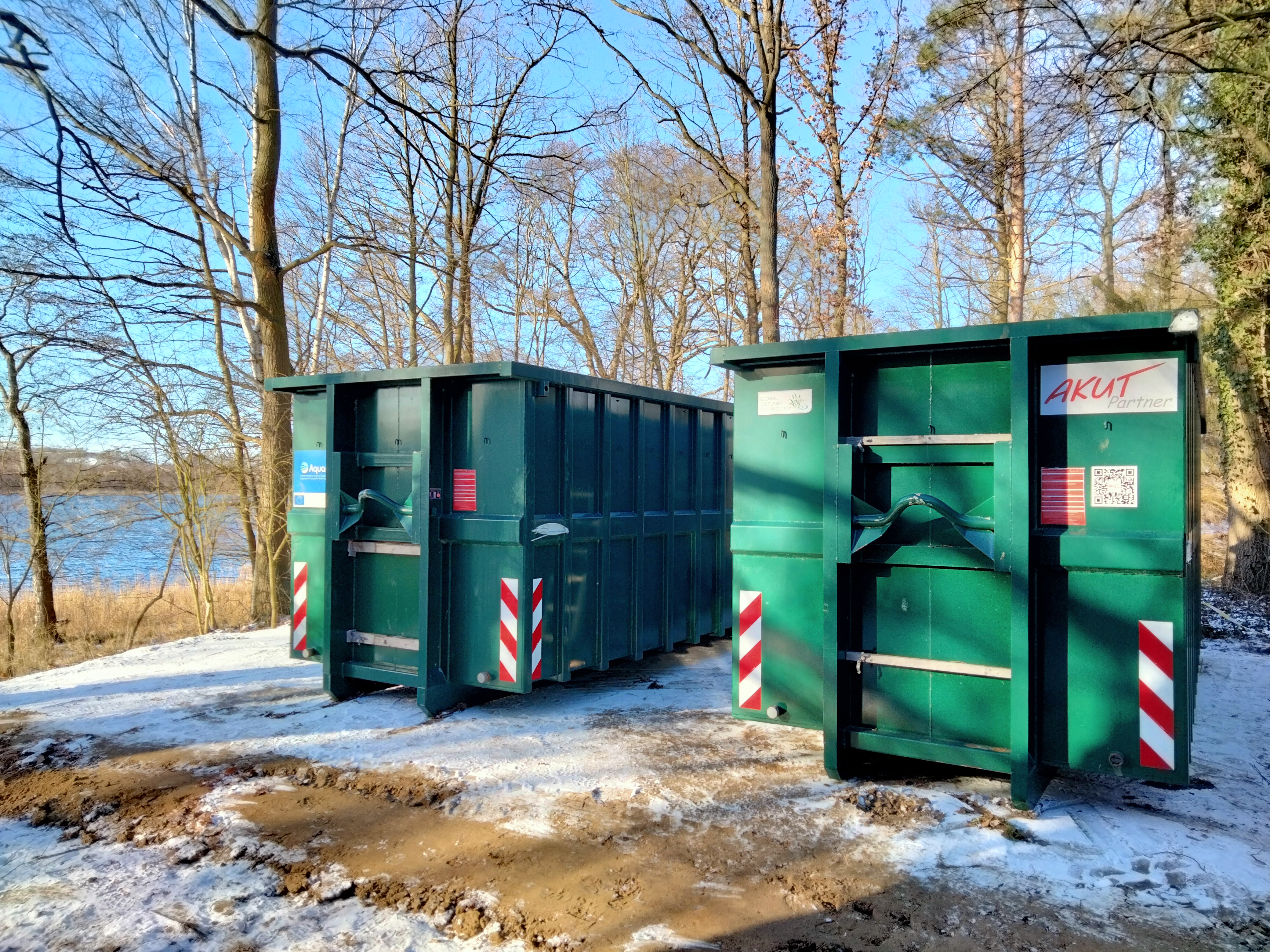 Zwei Container am See